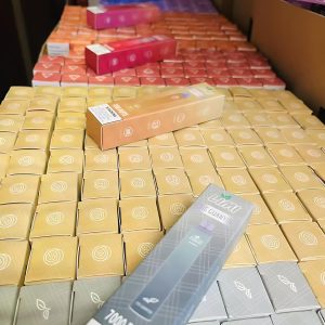 LIMI 7000 PUFFS 發光拋棄式電子煙 長續航 多口味 台灣一次性電子煙推薦